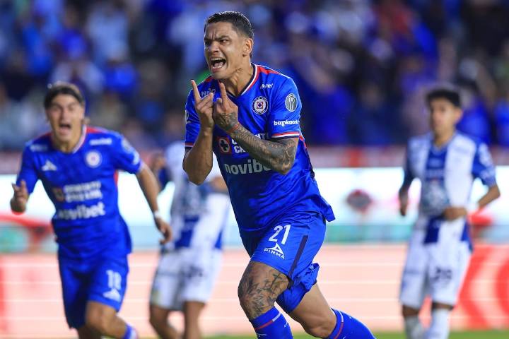 Cruz Azul vence por la mínima a Pachuca y se mantiene invicto