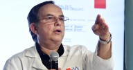 Médicos emigran por conflictos con aseguradoras e inestabilidad económica, comprueba estudio