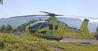 Trasladan en helicóptero a un mecánico tras caerle encima la puerta de un autobús en Amoeiro