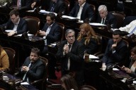 Auxilio de Trump. La oposición habla de maniobra electoral y reclama control parlamentario sobre la deuda