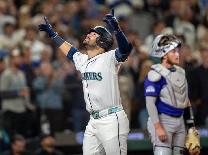 Cal Raleigh reaches 60 HRs as Mariners clinch AL West title