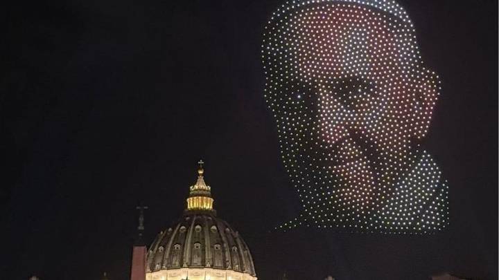 Homenaje al Papa Francisco: miles de drones proyectaron su rostro en el cielo