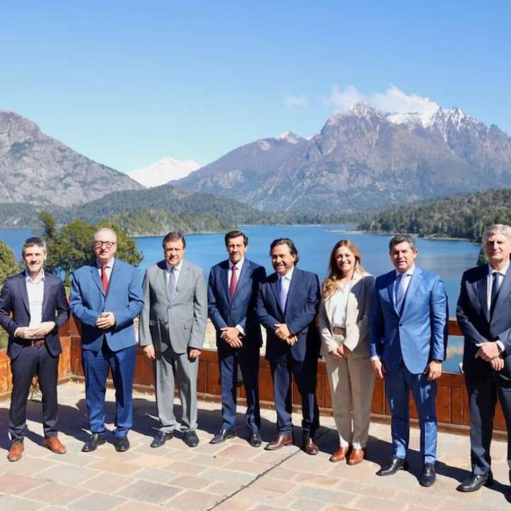 Tras el respaldo de EEUU, un grupo de gobernadores se mostró abierto al diálogo político pero hay dudas por los tiempos electorales