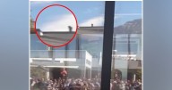 Videos delatan al posible asesino de activista conservador Charlie Kirk corriendo en la azotea de la universidad