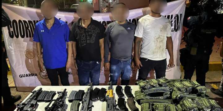 Aseguran fusiles AK-47, cartuchos y chalecos tácticos a cuatro sujetos tras denuncia al 089 en Culiacán