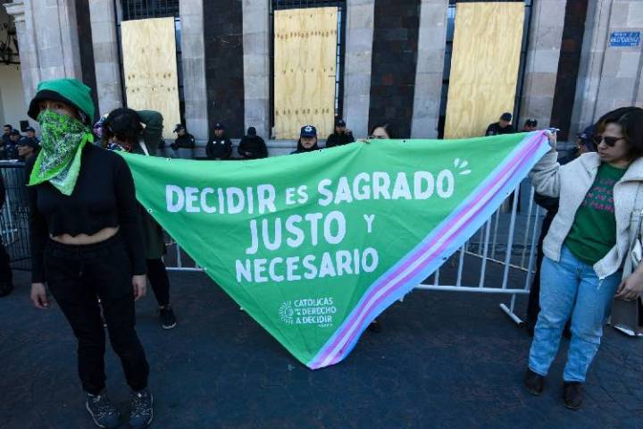 Buscan incluir el aborto a la Ley de Salud