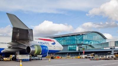 Ciberataque colapsa aeropuertos de Europa; Bruselas pide cancelar los vuelos del lunes