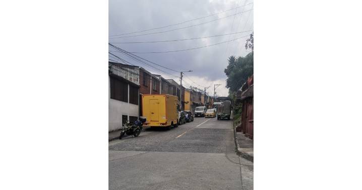 Barrio La Sultana en Manizales: residentes denuncian mal parqueo en vía principal