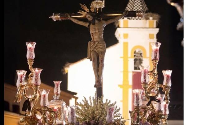 Tres heridos tras la explosión de un cohete en una procesión en Almadén de la Plata (Sevilla)