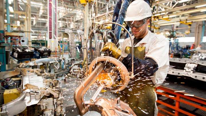 Caen las ventas y aumentan los despidos en la industria, según la UIA