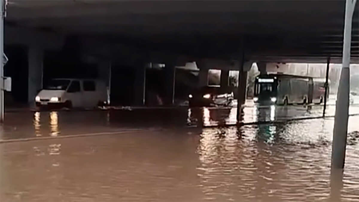 El tranvía de Zaragoza interrumpe parcialmente su servicio por las fuertes tormentas