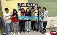 VIDEO. Una profesora se jubiló y decenas de alumnos la despidieron con emoción en una escuela de la zona oeste de La Plata
