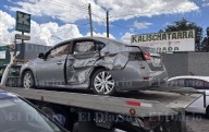 Quedan atrapadas en camioneta tras fuerte choque