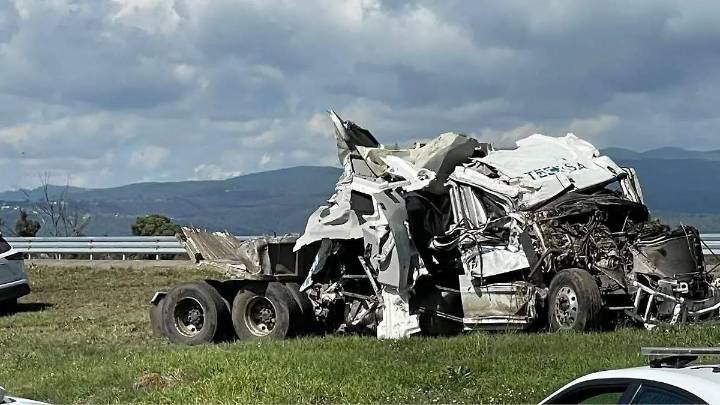 Tulancingo: Choque entre dos tráileres en la autopista México