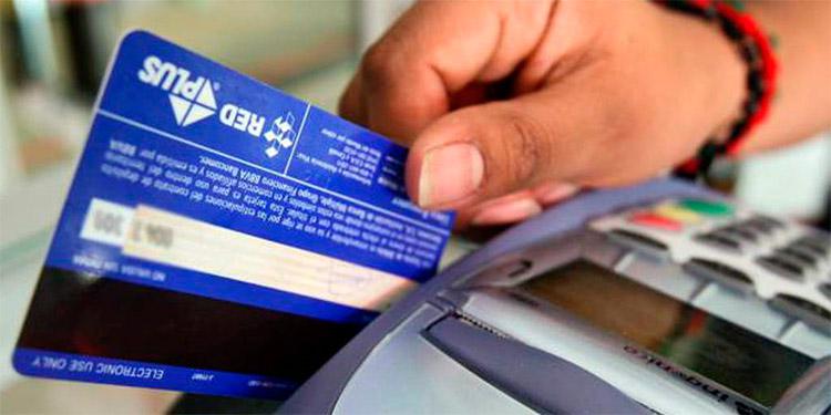 Las tarjetas empezaron a vencer y crece la duda entre no pagar o refinanciar a tasas impúdicas