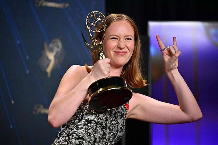 Hannah Einbinder se pronuncia contra el ICE y a favor de Palestina en los Emmy 2025