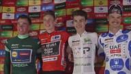 Vingegaard recibe su maillot rojo en un podio improvisado tras la cancelación de la etapa