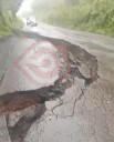 Socavón bloqueo un carril de la vía Huejutla