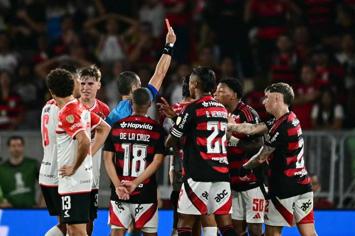 "Desastroso". El audio del VAR reveló el error en la expulsión de Plata y Flamengo emitió un comunicado lapidario contra el árbitro