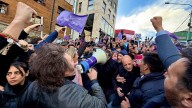 Tras suspender el acto en Ushuaia, Milei le habló a un puñado de militantes y regresó a Buenos Aires