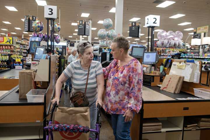 ‘Team Tammie’ bids farewell to 40-year Vancouver Fred Meyer employee