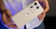 Este Motorola de MADERA es superior al iPhone 17 en 3 cosas: pantalla de 144Hz, 16GB RAM y carga en 15 minutos