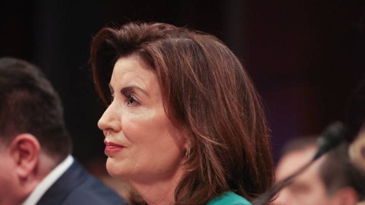 Hochul se alinea con la izquierda radical y respalda a Zohran Mamdani para la alcaldía de Nueva York