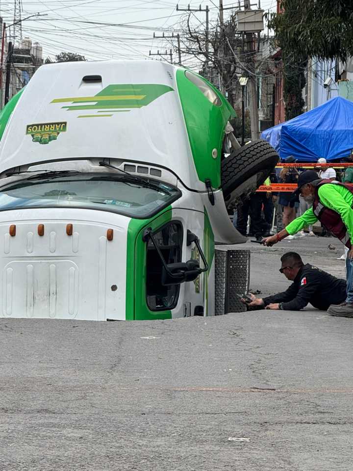 Iztapalapa: Camión repartidor cae en socavón, no hay lesionados