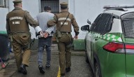 Sujeto que fue sorprendido robando apuñaló a dos guardias de un supermercado en Valdivia