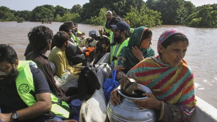 Evacuan a más de 120 mil personas por inundaciones en el centro de Pakistán en las últimas 24 horas