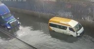 Lluvias provocan severas inundaciones en Santa Martha Acatitla; hay autos varados