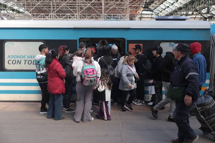 “Esto es una lotería”. Malestar y bronca de pasajeros por demoras y cancelaciones en servicios de trenes