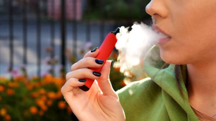 Multas desde 100 euros a los padres de menores que fumen o vapeen