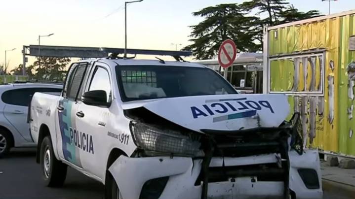 Dos patrulleros chocaron en una persecución de película: hay cuatro policías y dos ladrones heridos
