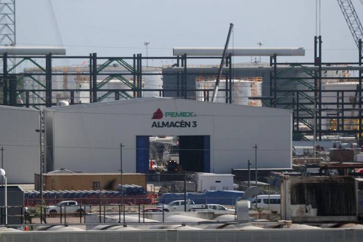 Exportaciones de crudo de Pemex caen 32% interanual en agosto