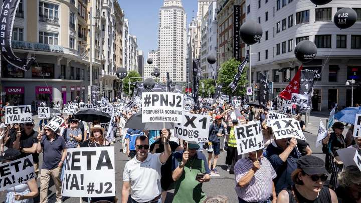 Los mutualistas profesionales se manifiestan ante el Congreso para exigir una "pasarela limitada" como autónomo y "pensiones dignas"