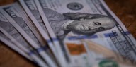 El dólar sigue escalando y ya roza el techo de la banda, mientras caen más de 4% bonos y acciones