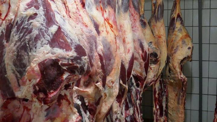 Un mayorista de carne de Esteban Echeverría vende medias reses para abaratar los precios