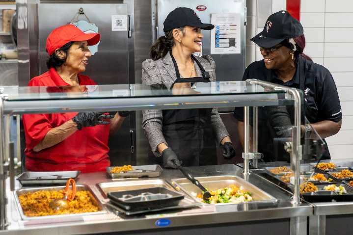 Whitmer calls for continuing free school meals amid Lansing budget standstill