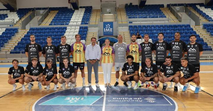 Prohens recibe una camiseta especial del Illes Balears Palma Futsal