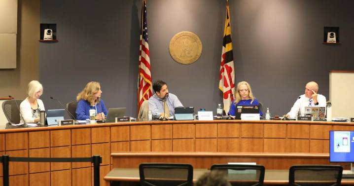 School board committee wrestles with balance of free speech, limits for public comments