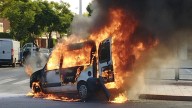 Aparatoso incendio: una furgoneta, convertida en una bola de fuego en Xàbia