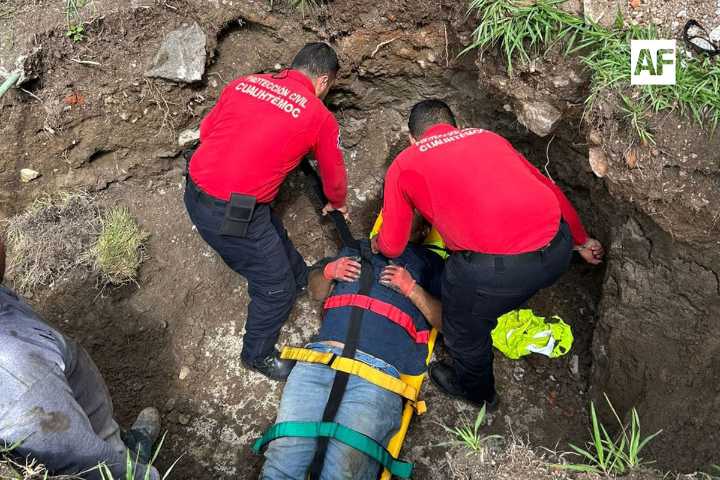 Protección Civil Cuauhtémoc atiende accidente de trabajador que cayó a un pozo