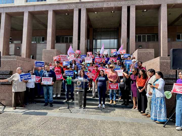 Urgen a condado de Los Ángeles a ayudar con la renta a familias inmigrantes