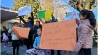 Abrazo simbólico en Lucas González por el estado crítico de la Escuela Nina Nº 4
