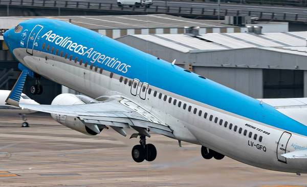 Aerolíneas Argentinas lanzó un plan para pagar pasajes en hasta 12 cuotas sin interés en vuelos nacionales