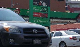 Contratistas protestan en Torre de Pemex por adeudos millonarios