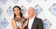 Esposa de Bruce Willis defiende decisión de trasladar al actor a otra casa