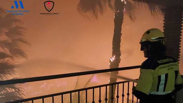 Un incendio en Benalmádena (Málaga) obliga a desalojar a un centenar de personas y a cortar el cercanías
