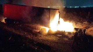 Tráiler se incendia tras salir de camino sobre el Libramiento Norponiente